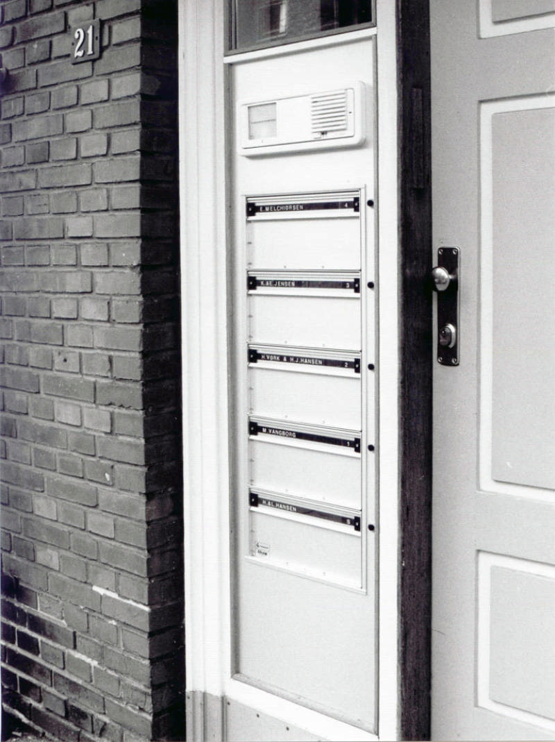 Allux PC1 - ohne Schloss durchgehend RAL 9006 m. Aluminiumtür